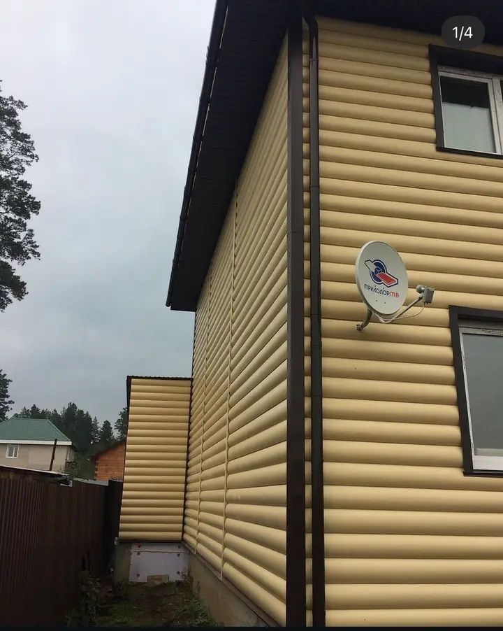 Угол дома с наружными углами и отделкой карниза