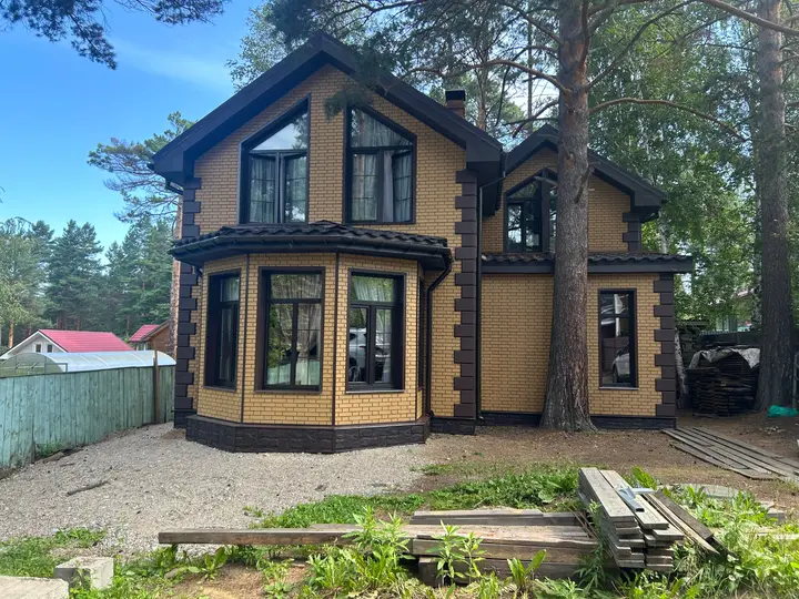 Дом с фасадными панелями под кирпич